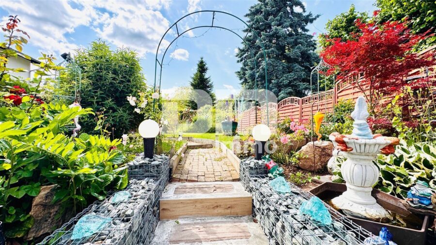 Teilsaniertes Einfamilienhaus mit Anbauten + Nebengebäude auf 1.600 m² Traumgartengrundstück - Zugang Gartenbereich